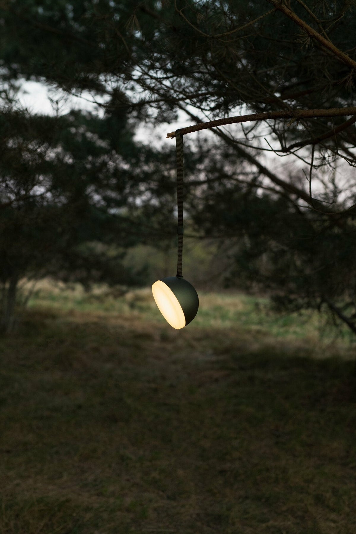 Lampe portable en aluminium vert Sphere adventure - New works - The Cool Republic