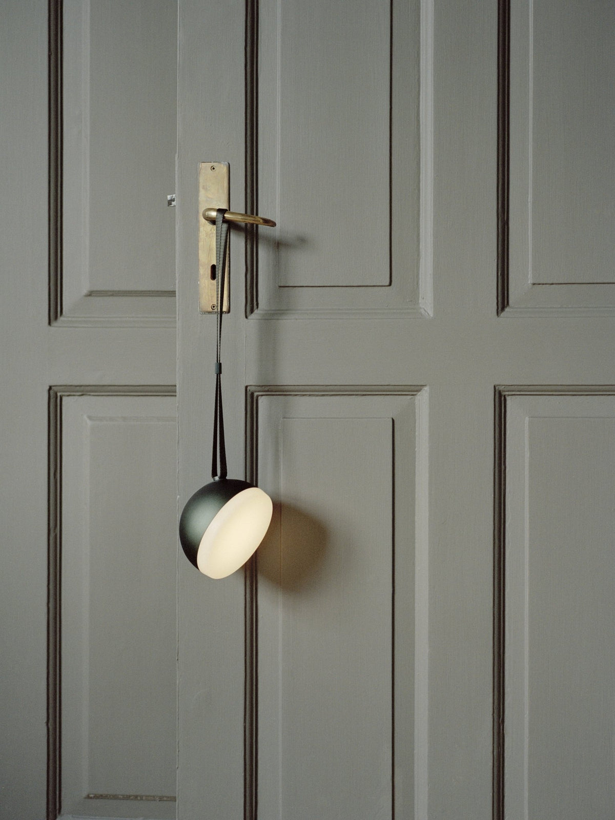 Lampe portable en aluminium vert Sphere adventure - New works - The Cool Republic