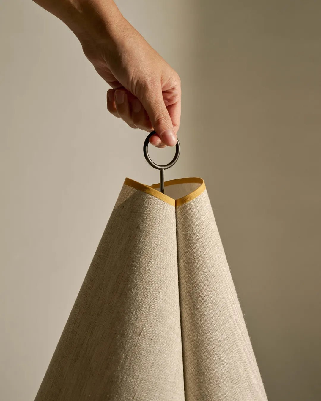 Lampe portable en céramique et toile beige et jaune 27x38x19cm Hornbæk - Gubi - The Cool Republic
