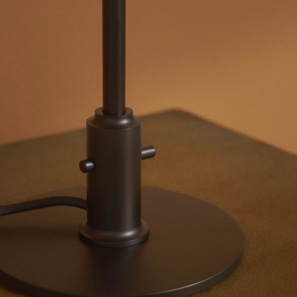 Lampe portable en laiton bruni et verre orange 28x47cm Centenary - Louis Poulsen - The Cool Republic