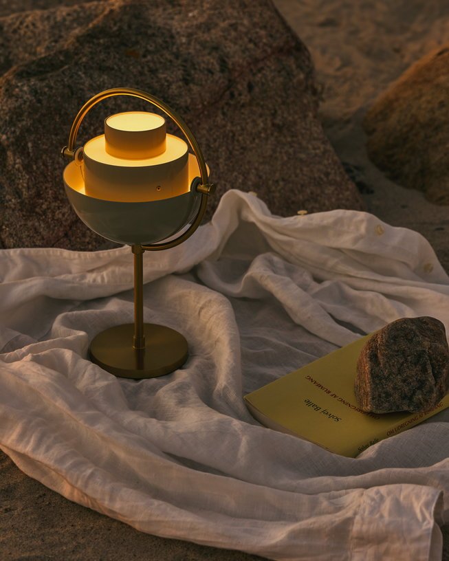 Lampe portable en laiton doré et métal gris pastel Multi - Lite - Gubi - The Cool Republic