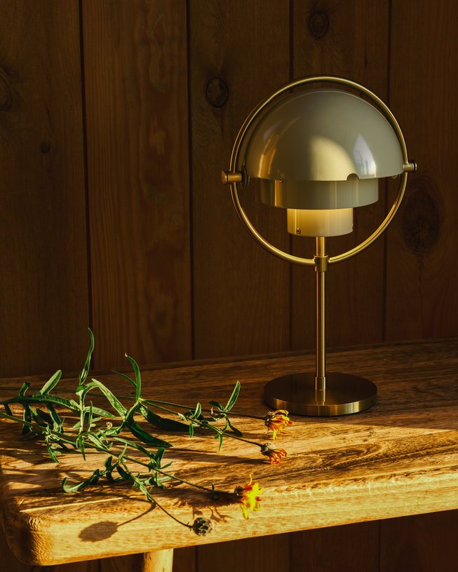 Lampe portable en laiton doré et métal gris pastel Multi - Lite - Gubi - The Cool Republic