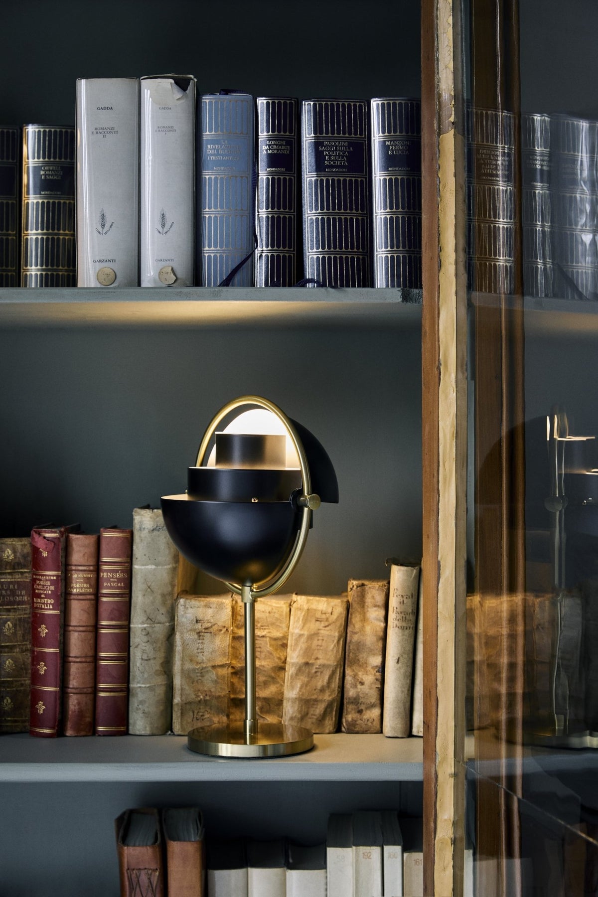 Lampe portable en laiton doré et métal noir Multi-Lite - Gubi - The Cool Republic