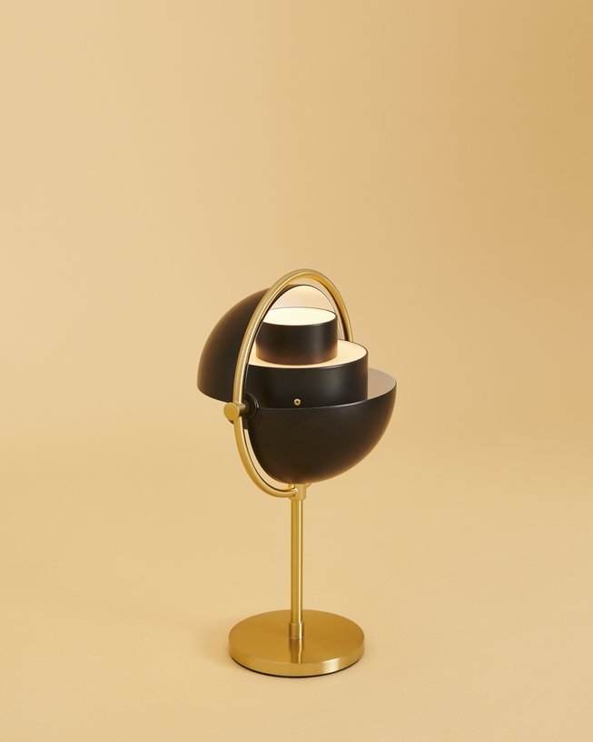 Lampe portable en laiton doré et métal noir Multi - Lite - Gubi - The Cool Republic