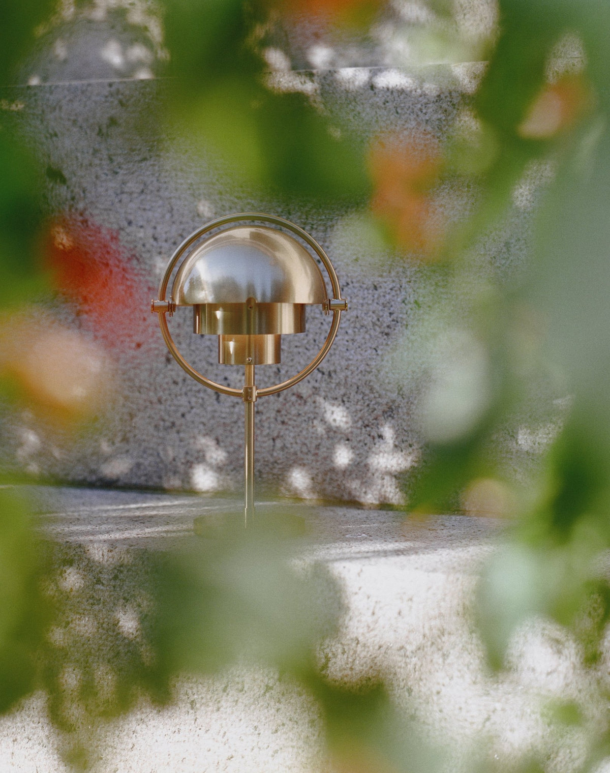 Lampe portable en laiton doré Multi-Lite - Gubi - The Cool Republic