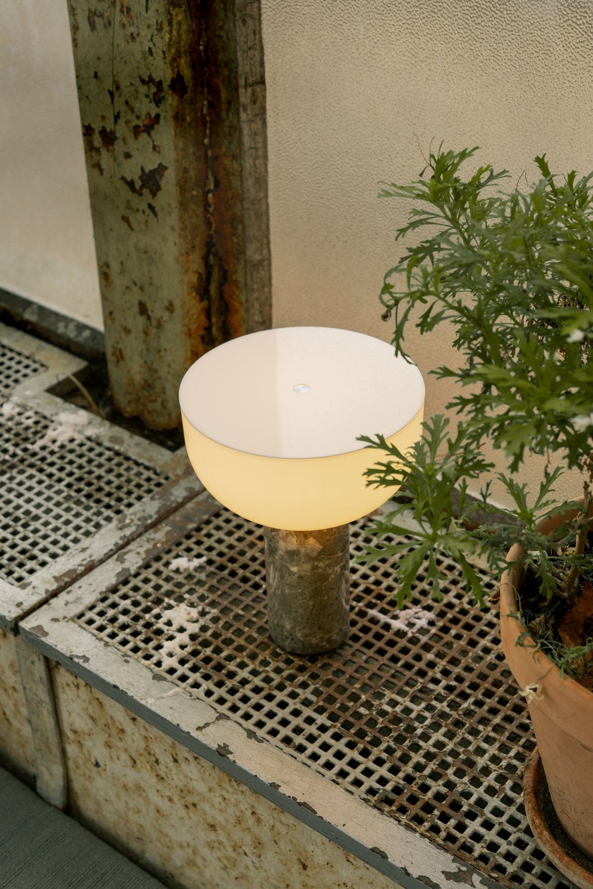 Lampe portable en marbre gris 24 cm Kizu - New Works - The Cool Republic