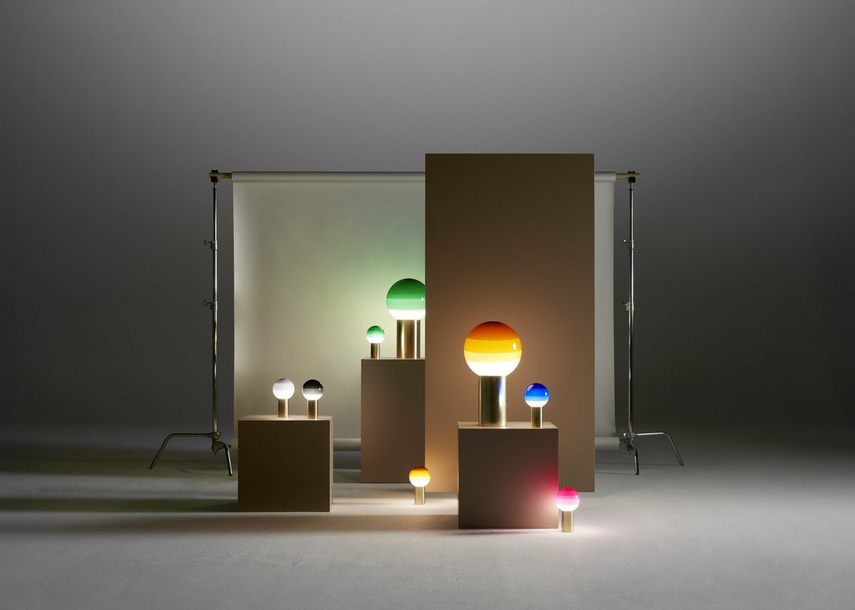 Lampe portable en métal et verre soufflé blanc et doré Dipping - Marset - The Cool Republic