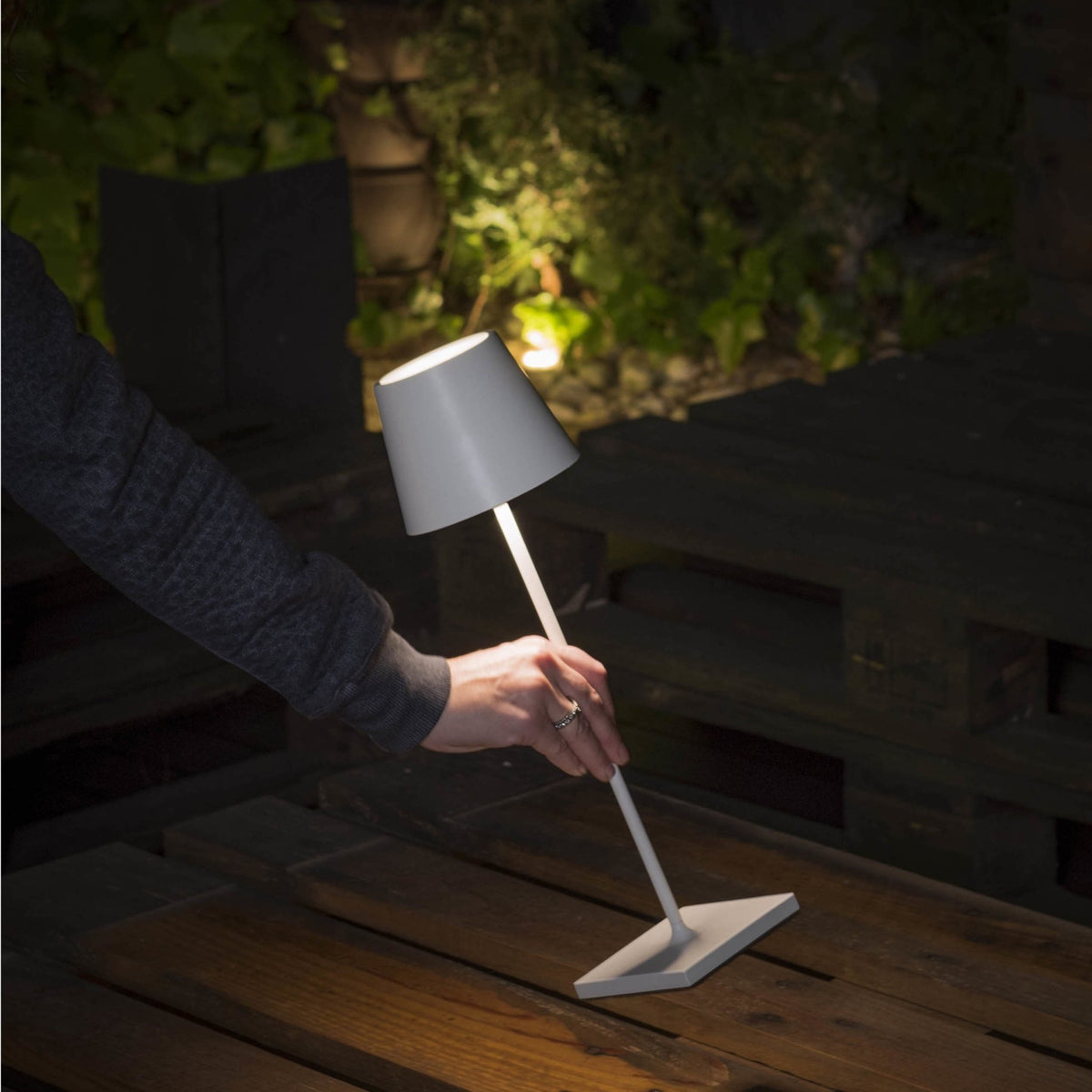 Lampe portable pour extérieur en aluminium blanc Toc - Faro Barcelona - The Cool Republic