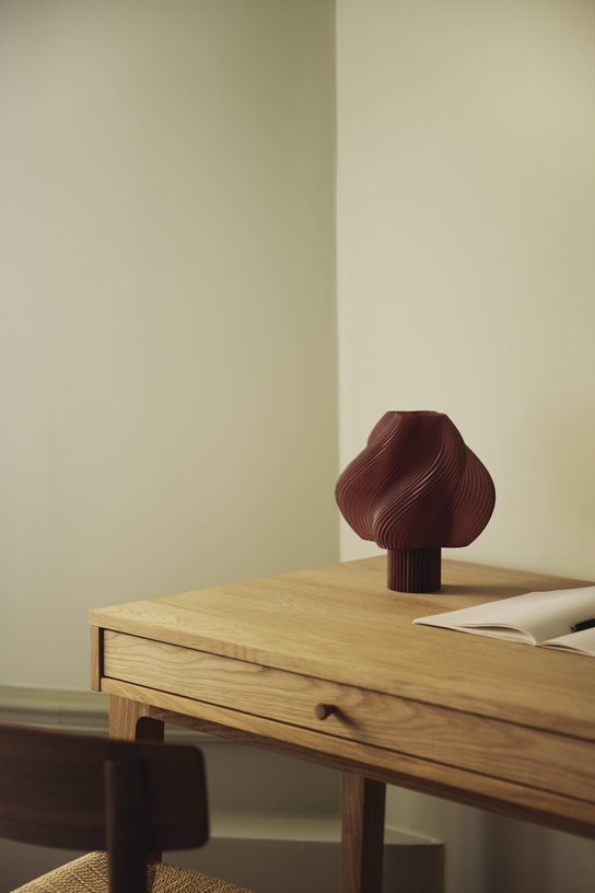 Lampe portable rouge cerise 23 cm Soft serve - Crème Atelier - The Cool Republic