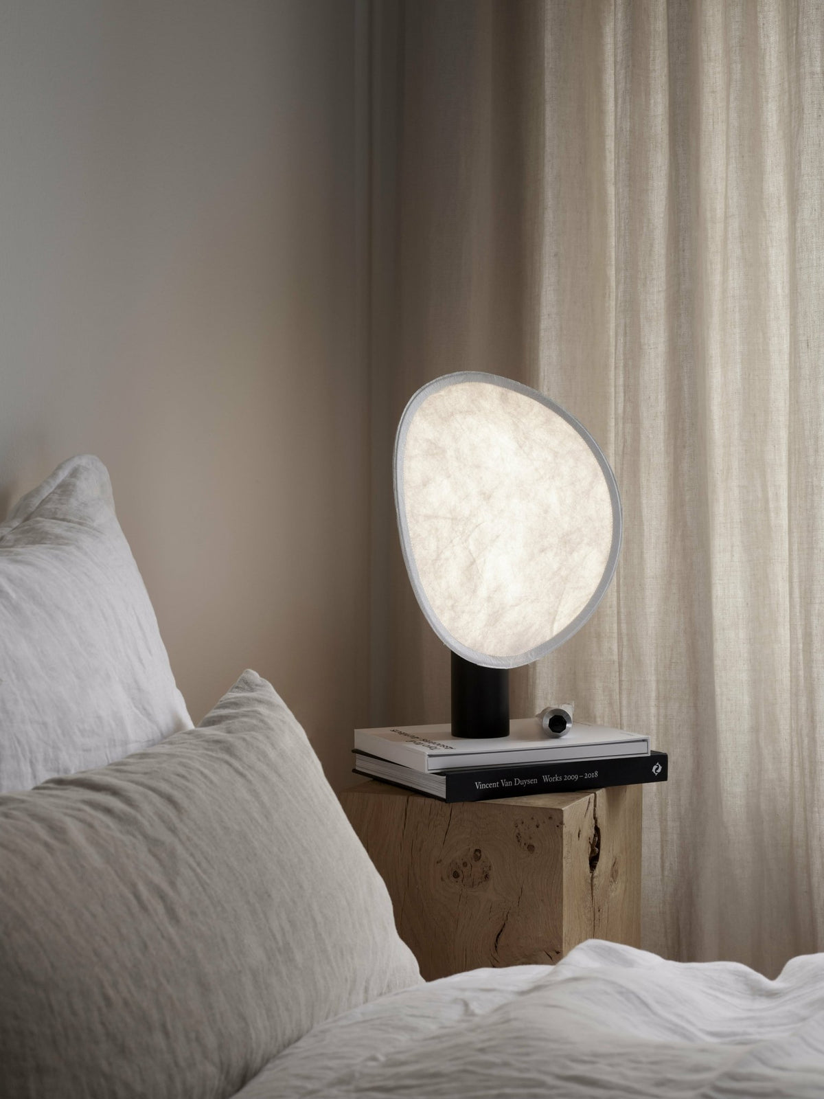 Lampe portable tendue noire 43 cm Tense - New Works - The Cool Republic