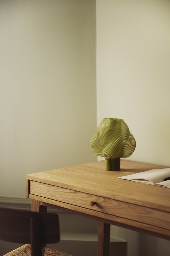 Lampe portable vert olive 23 cm Soft serve - Crème Atelier - The Cool Republic