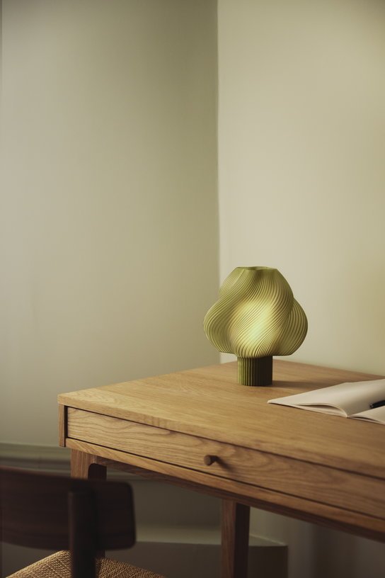 Lampe portable vert olive 23 cm Soft serve - Crème Atelier - The Cool Republic
