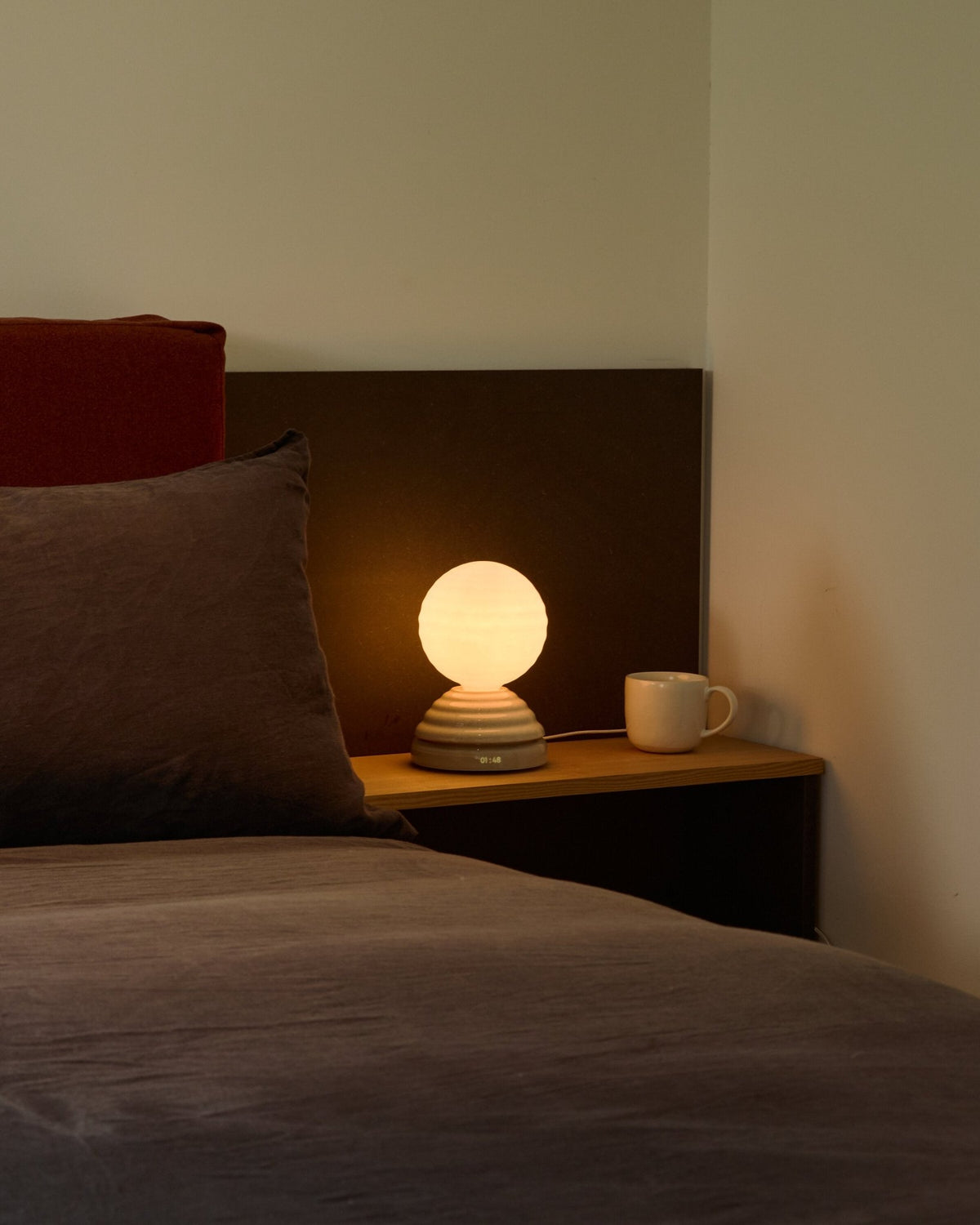 Lampe réveil en verre blanc mat et céramique blanc galet Wake - Tala - The Cool Republic