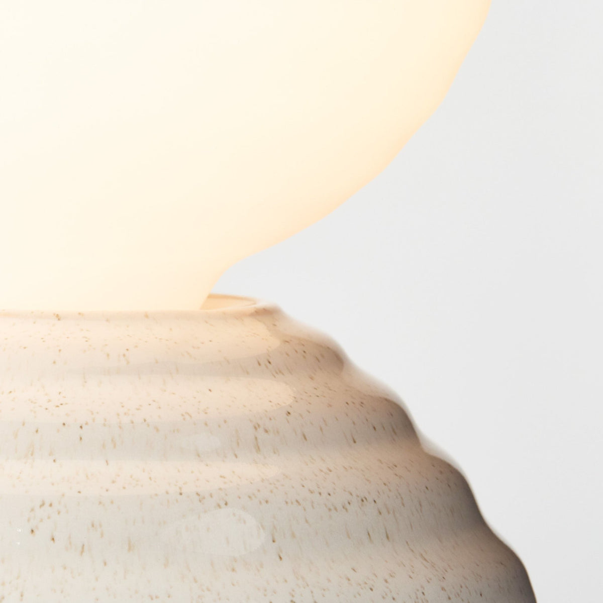 Lampe réveil en verre blanc mat et céramique blanc galet Wake - Tala - The Cool Republic
