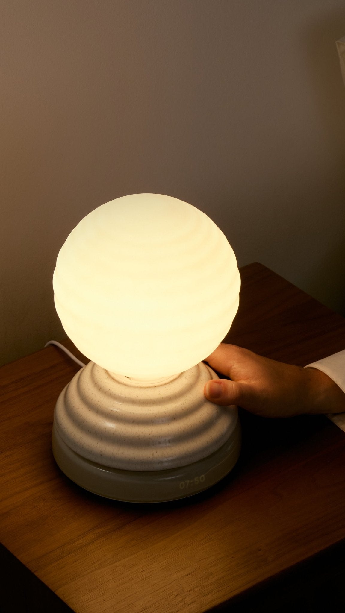 Lampe réveil en verre blanc mat et céramique blanc galet Wake - Tala - The Cool Republic