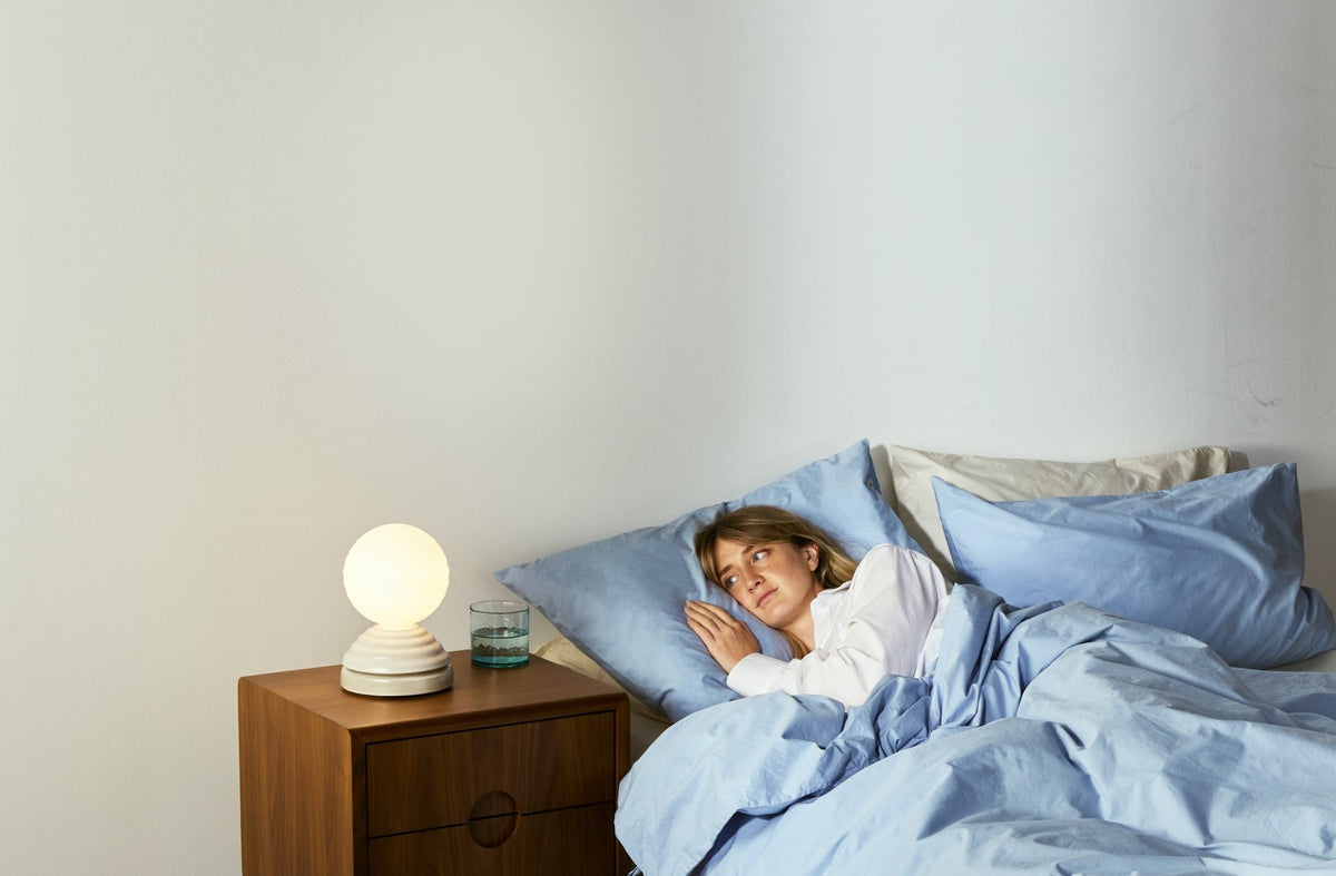 Lampe réveil en verre blanc mat et céramique blanc galet Wake - Tala - The Cool Republic