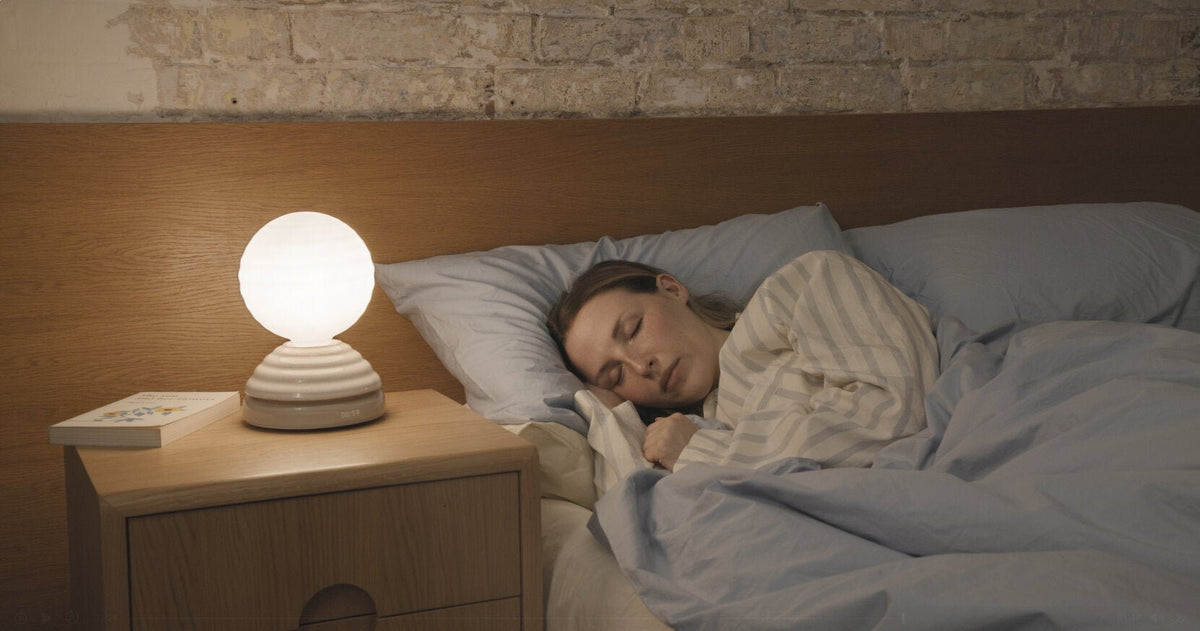 Lampe réveil en verre blanc mat et céramique blanc galet Wake - Tala - The Cool Republic