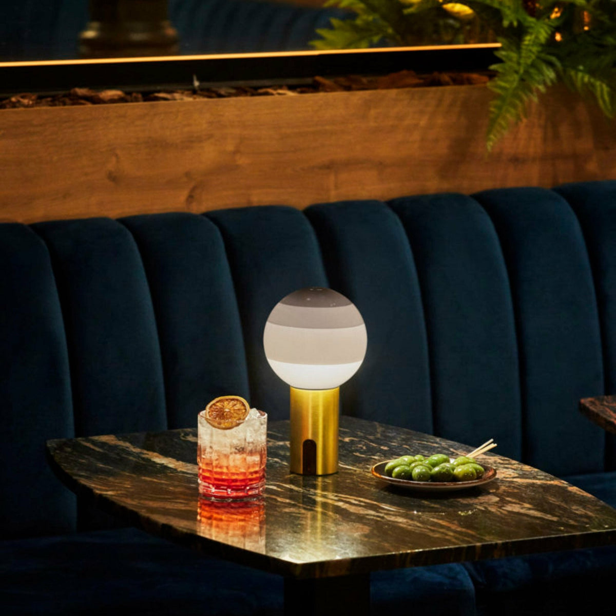 Lampe sans fil ambrée pied laiton Dipping Light - Marset - The Cool Republic