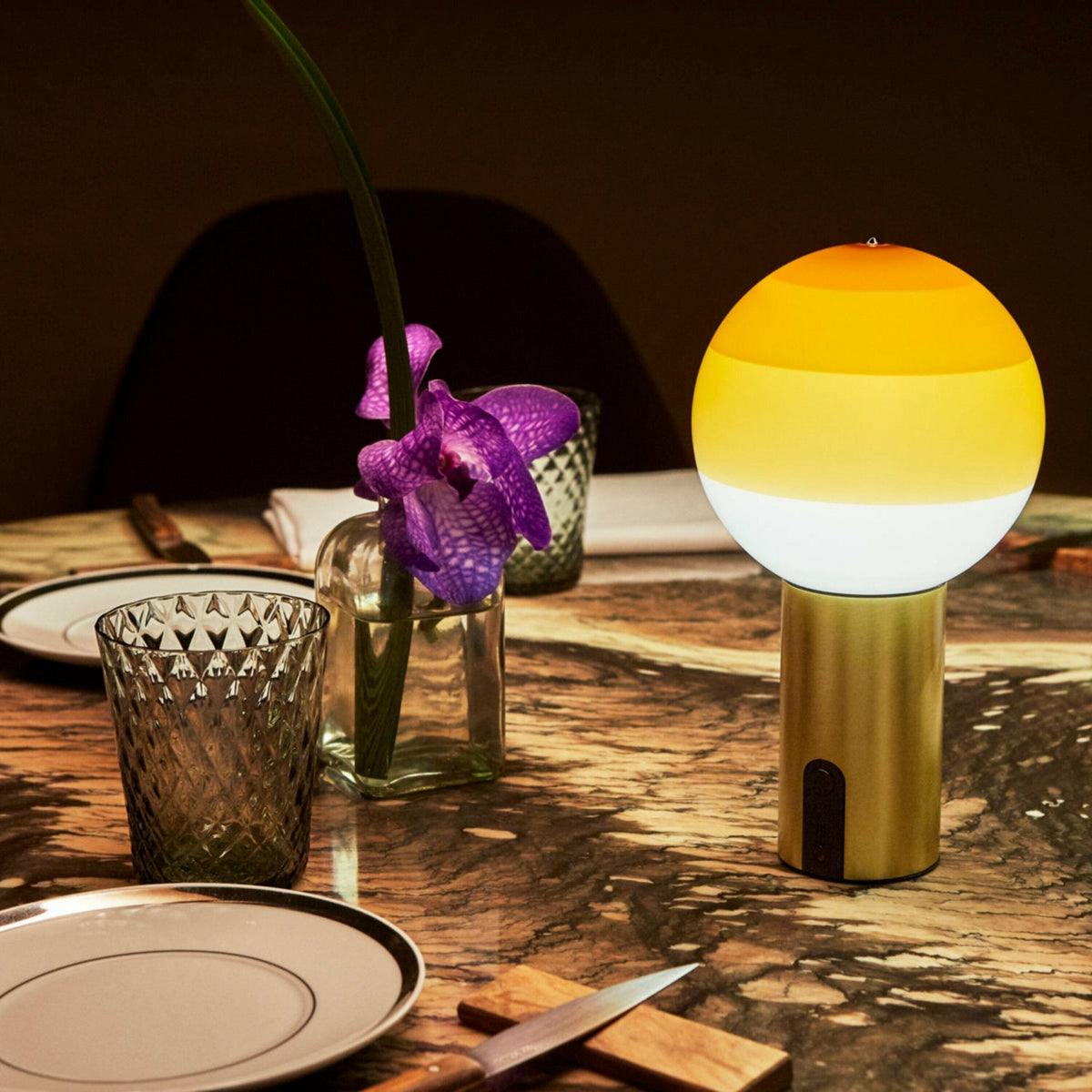 Lampe sans fil ambrée pied laiton Dipping Light - Marset - The Cool Republic