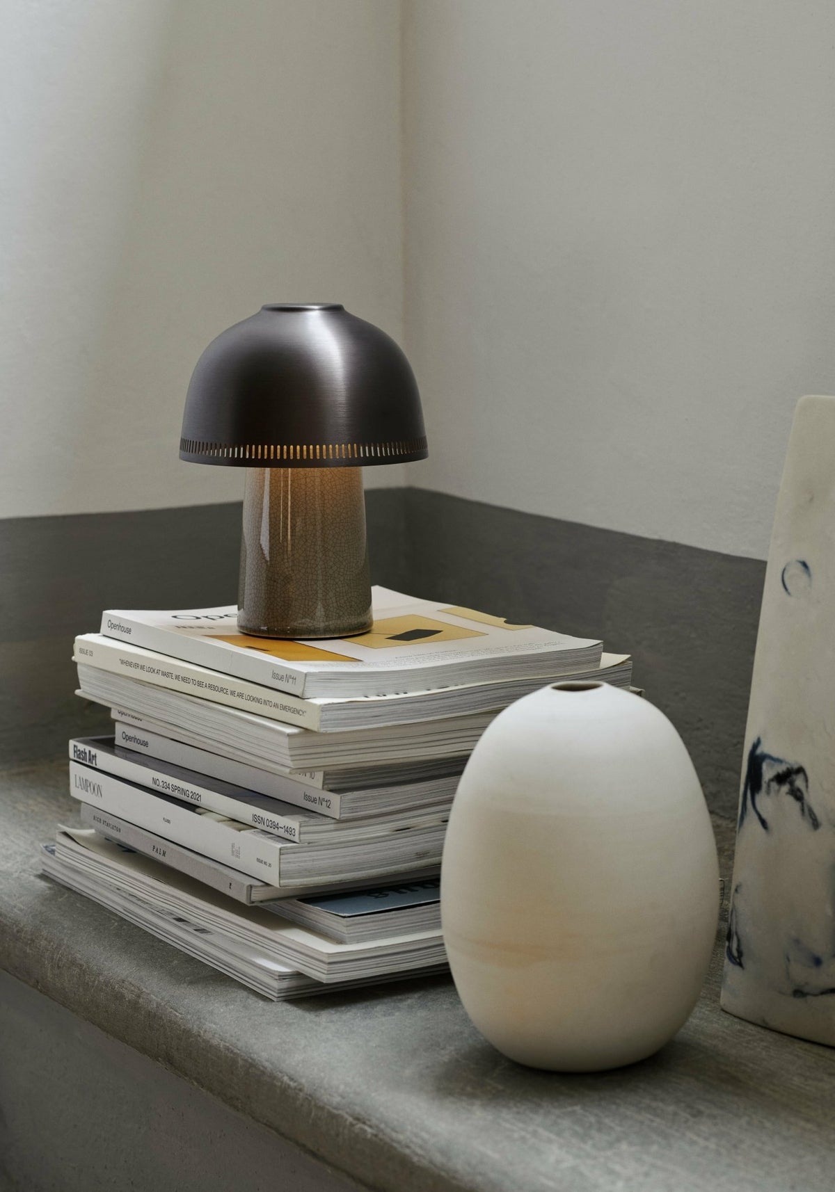 Lampe sans fil bleue et dorée Raku SH8 - &tradition - The Cool Republic