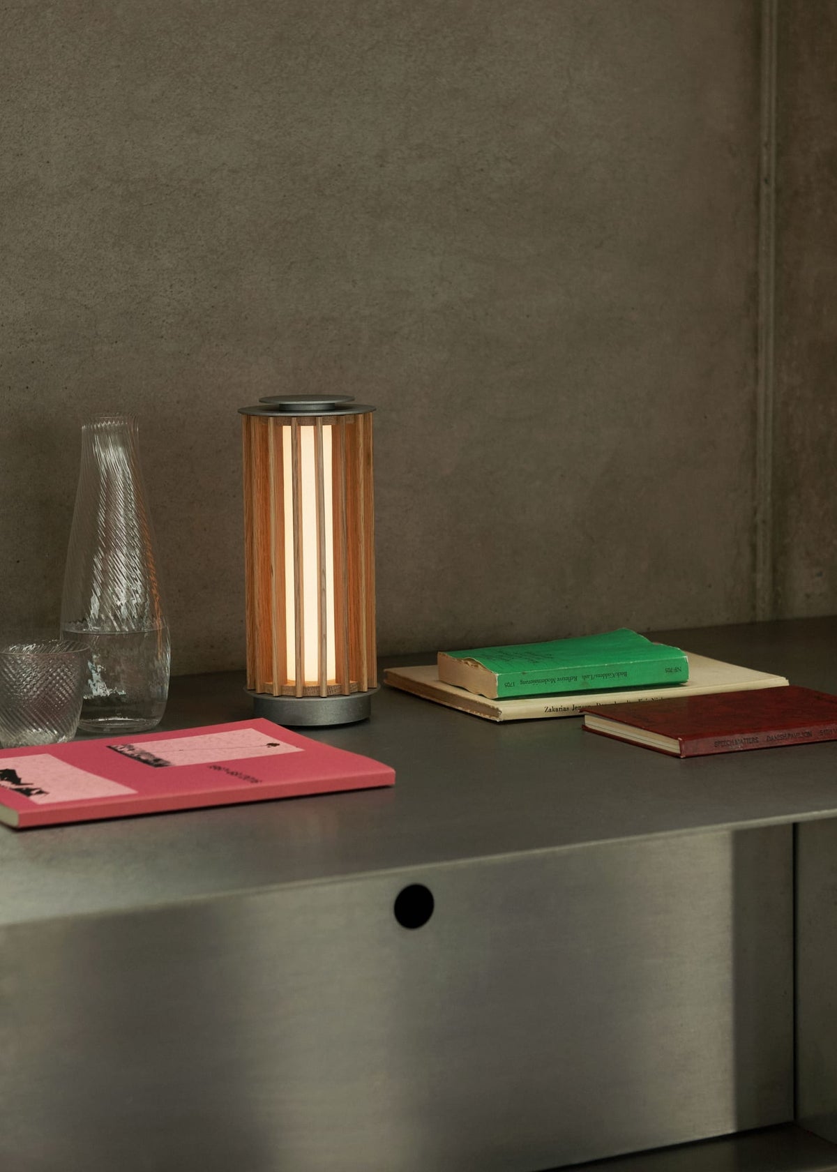 Lampe sans fil en chêne laqué et aluminium vieilli gris 25,5cm Numbra TY3 - &tradition — vue 5