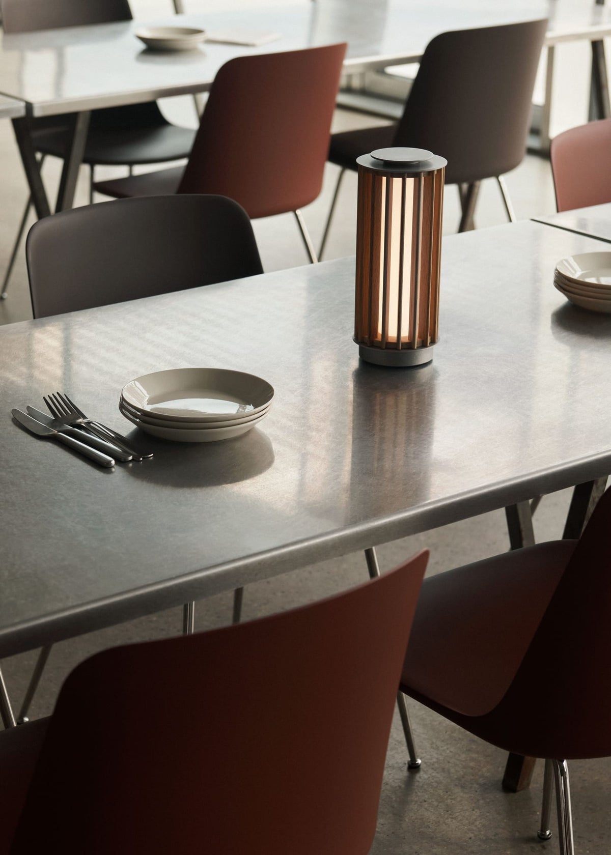 Lampe sans fil en chêne laqué et aluminium vieilli gris 25,5cm Numbra TY3 - &tradition — vue 6