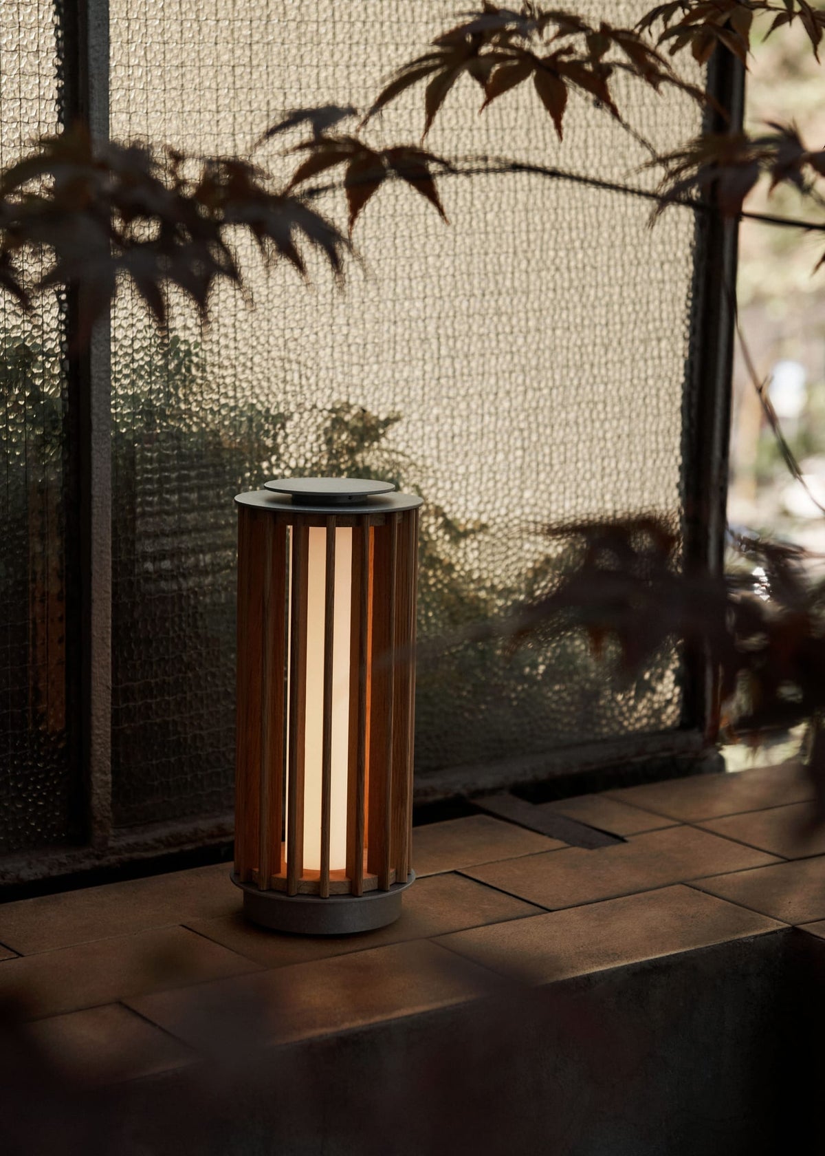 Lampe sans fil en chêne laqué et aluminium vieilli gris 25,5cm Numbra TY3 - &tradition — vue 9