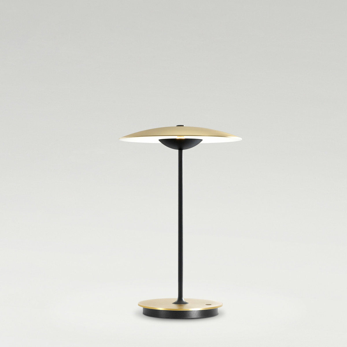 Lampe sans fil en laiton brossé et aluminium blanc Ginger 20 M - Marset - The Cool Republic