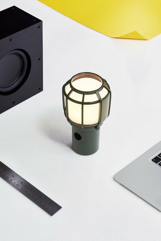 Lampe sans fil en polycarbonate vert Chispa - Marset - The Cool Republic