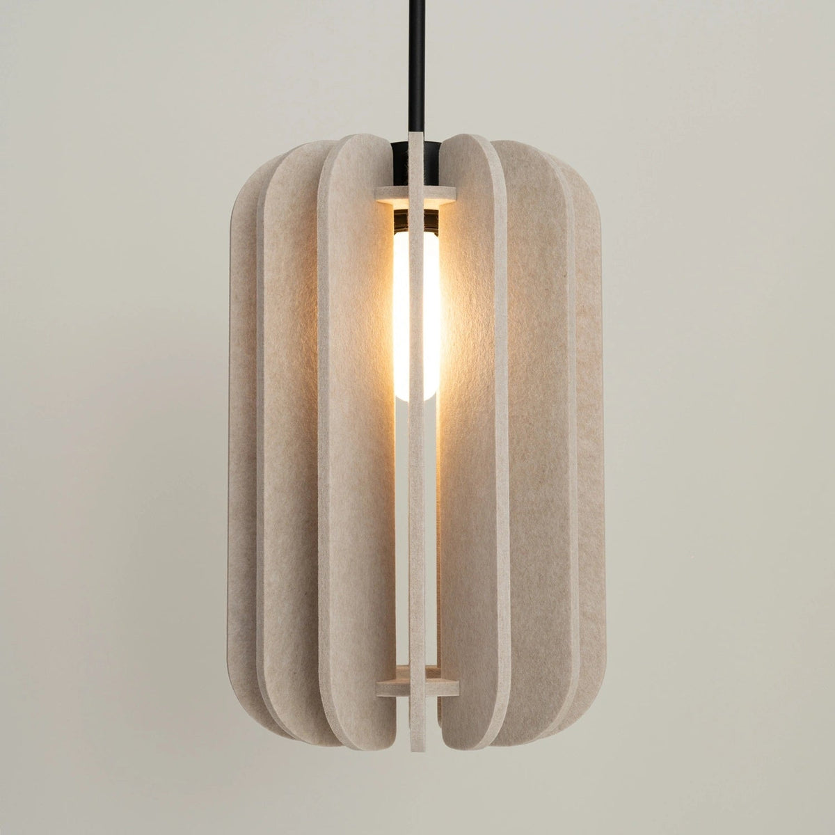 Lampe suspendue en feutre beige et acier noir 27x165cm Mula - Sollux - The Cool Republic