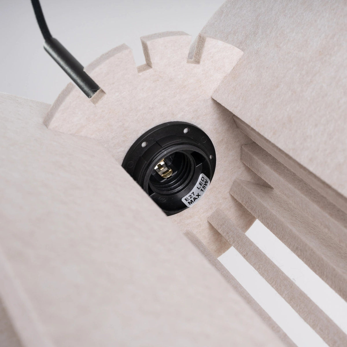 Lampe suspendue en feutre beige et acier noir 27x165cm Mula - Sollux - The Cool Republic