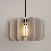 Lampe suspendue en feutre beige et acier noir 45x146cm Mula - Sollux - The Cool Republic