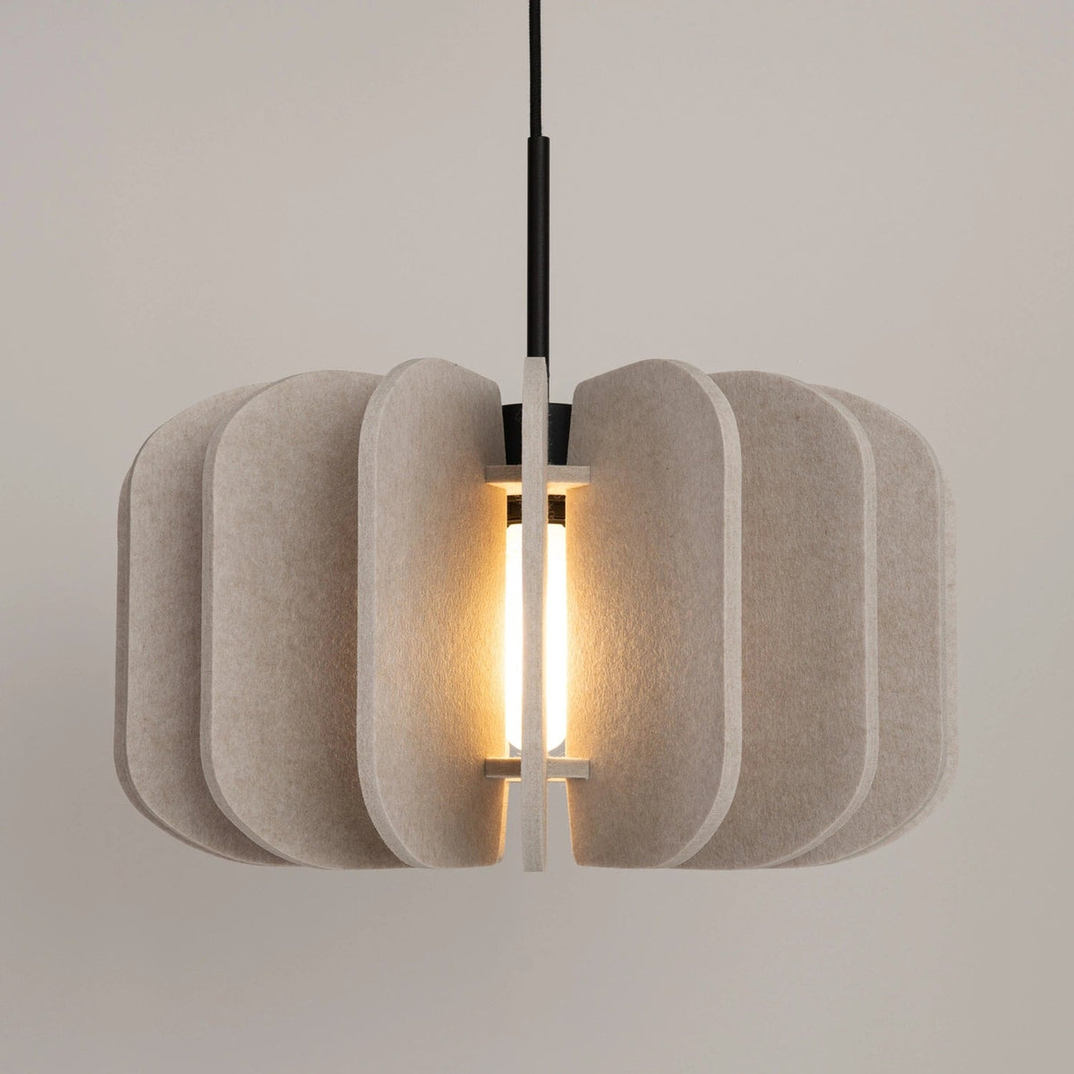 Lampe suspendue en feutre beige et acier noir 45x146cm Mula - Sollux - The Cool Republic