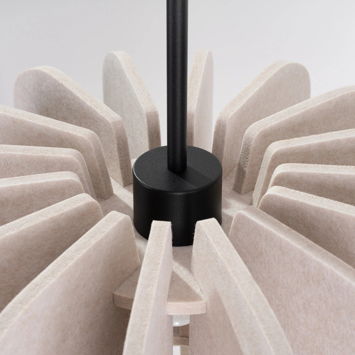 Lampe suspendue en feutre beige et acier noir 45x146cm Mula - Sollux - The Cool Republic