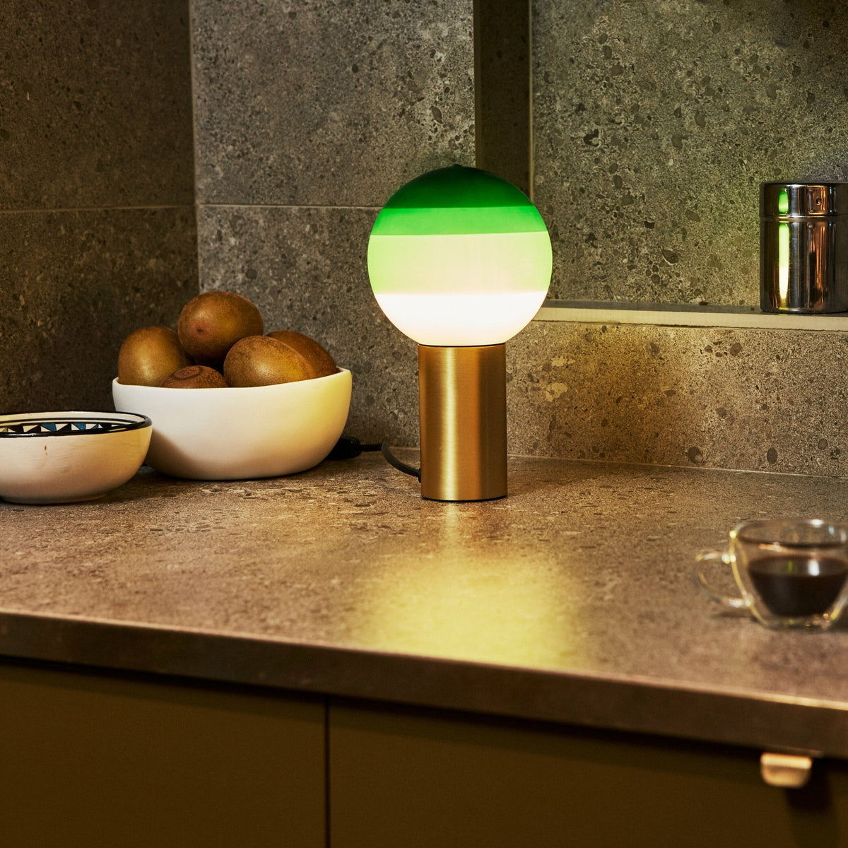 Lampe verte pied laiton 36 cm Dipping Light - Marset - The Cool Republic