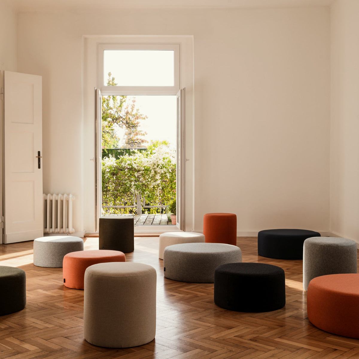 Large pouf en laine noir 25 cm Folk - noo.ma - The Cool Republic