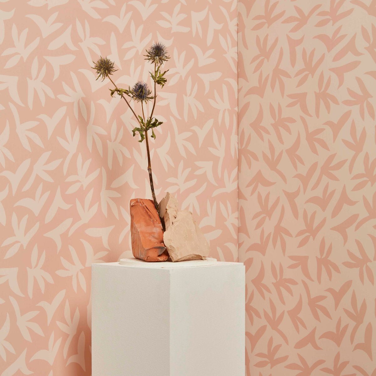 Lé de papier peint beige sur rose Loup - MUES Design - The Cool Republic