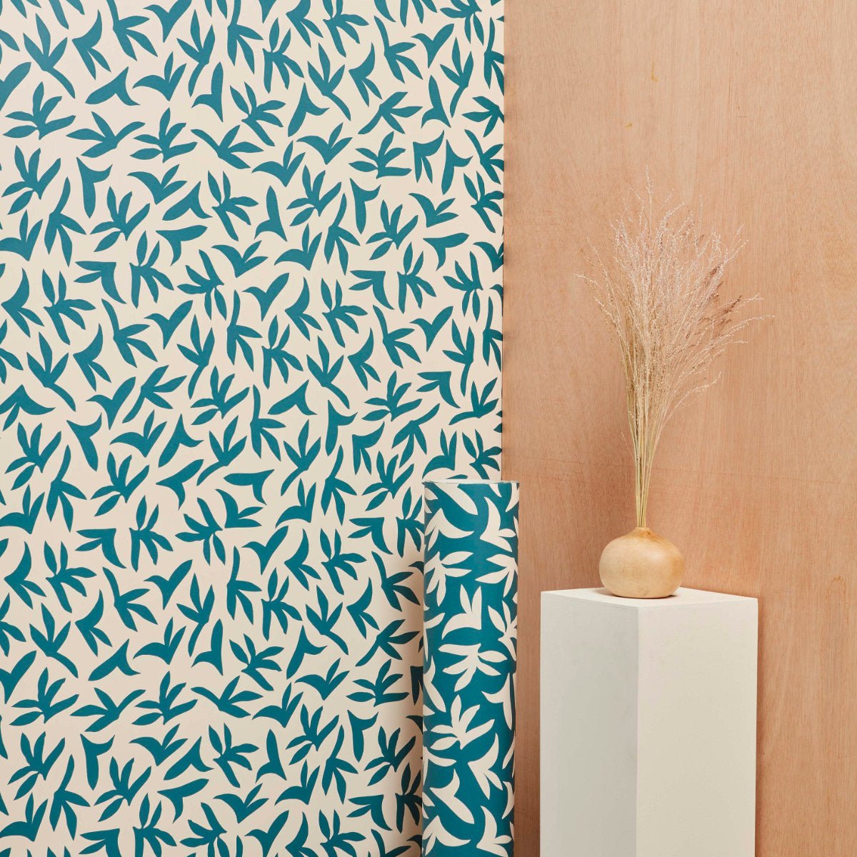 Lé de papier peint beige sur vert foncé Loup - MUES Design - The Cool Republic