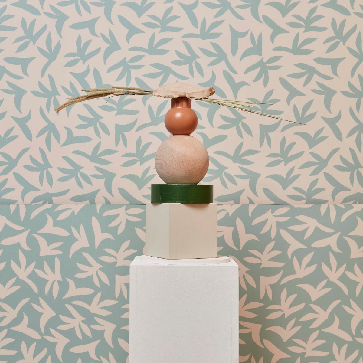 Lé de papier peint beige sur vert Loup - MUES Design - The Cool Republic