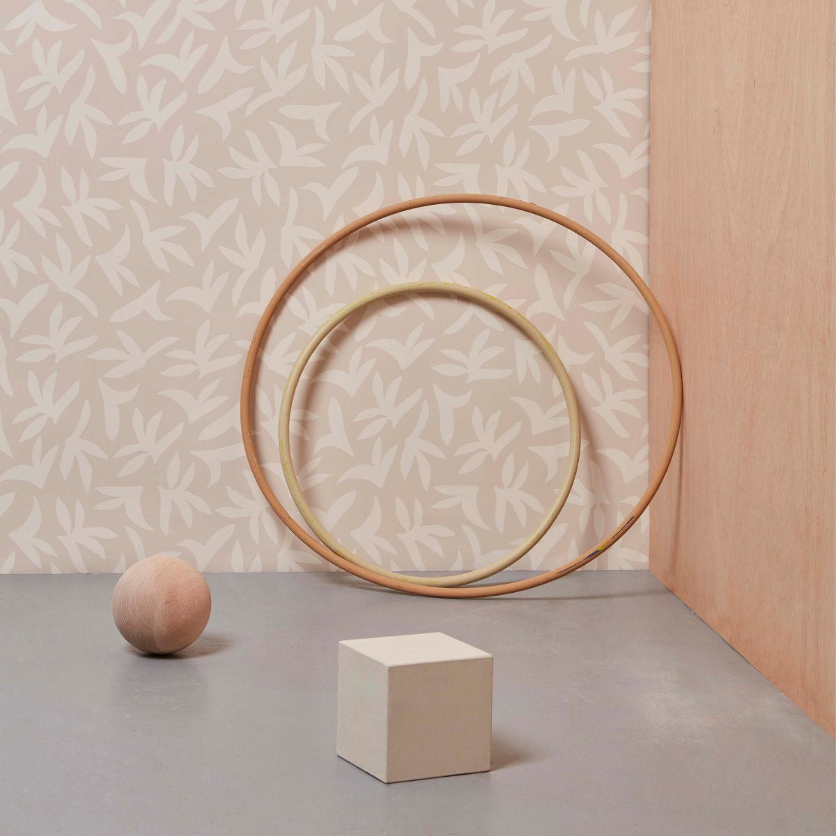 Lé de papier peint écru sur beige Loup - MUES Design - The Cool Republic