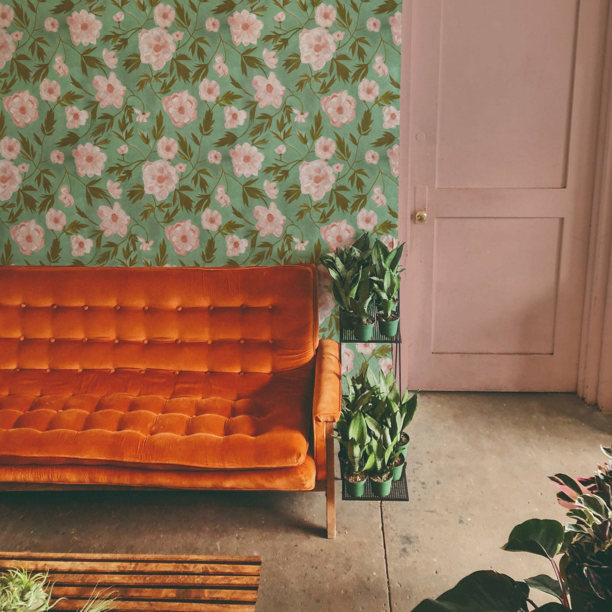 Lé de papier peint fleuri sur fond vert clair Aude - Mues Design - The Cool Republic