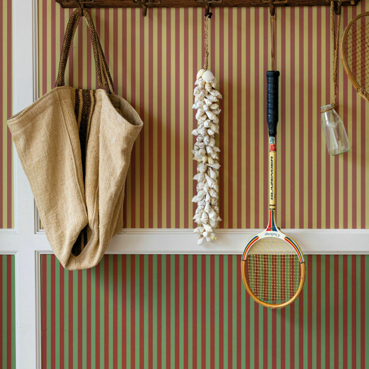 Lé de papier peint rouge cardinal et vert sauge Ernest 27 - Mues Design - The Cool Republic