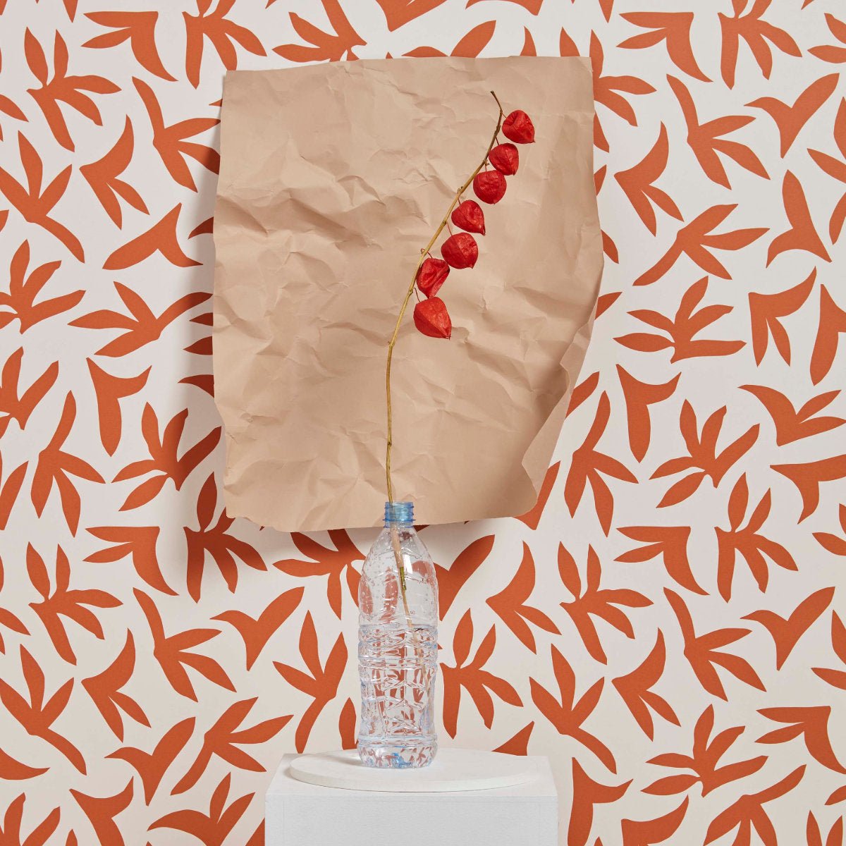Lé de papier peint rouge sur beige Loup - MUES Design - The Cool Republic