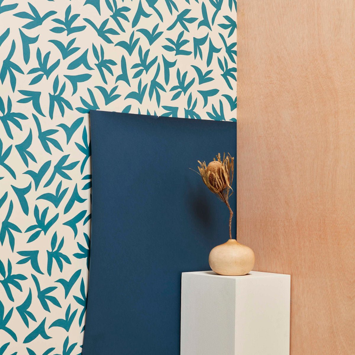 Lé de papier peint vert foncé sur beige Loup - MUES Design - The Cool Republic