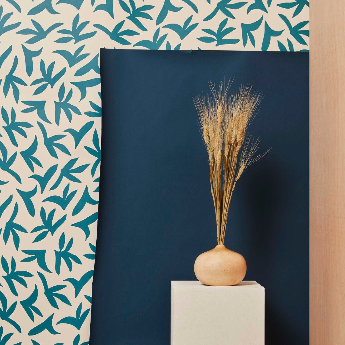 Lé de papier peint vert foncé sur beige Loup - MUES Design - The Cool Republic