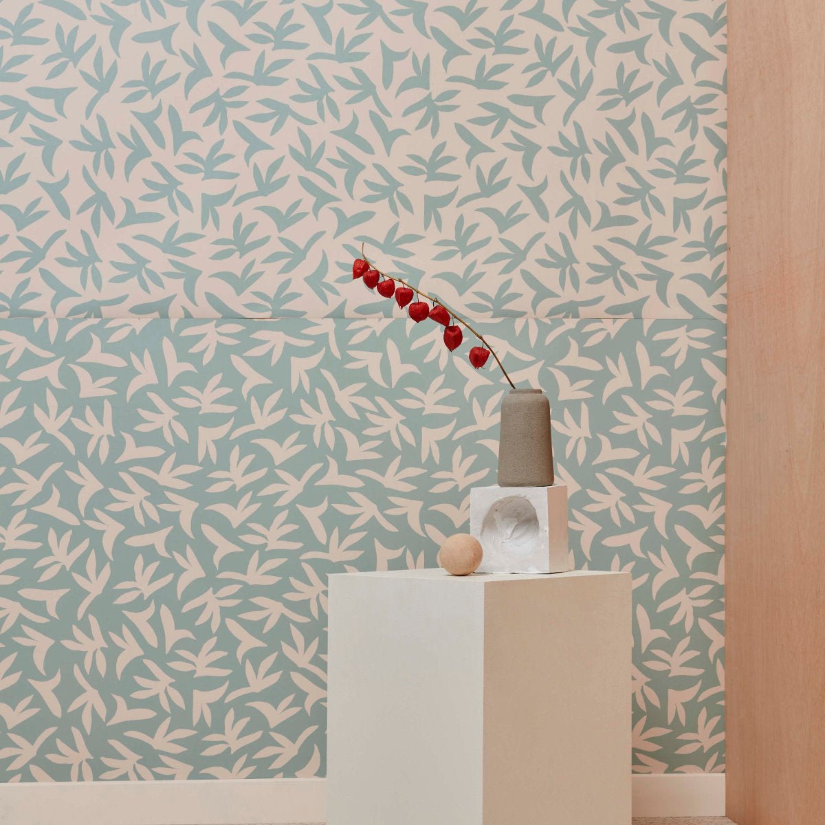 Lé de papier peint vert sur beige Loup - MUES Design - The Cool Republic