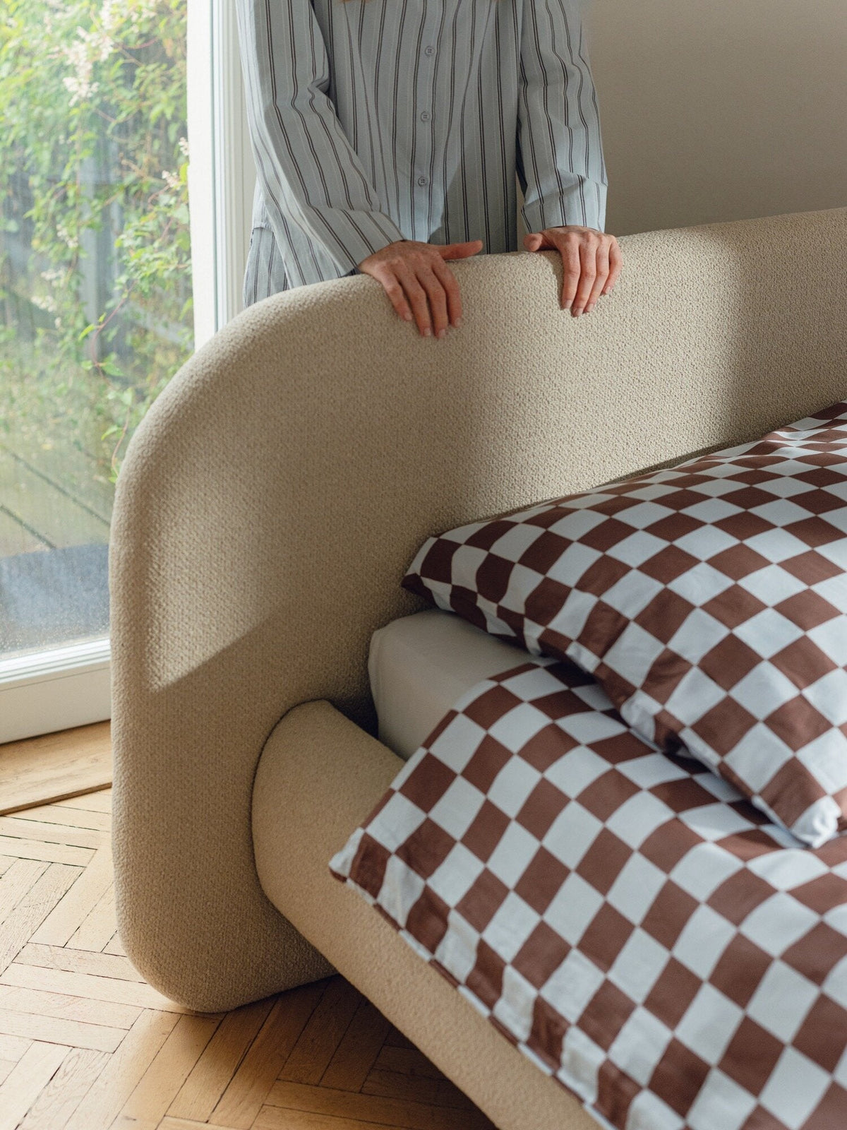 Lit coffre sur pieds en tissu bouclé beige 140x200cm Mumo - noo.ma - The Cool Republic