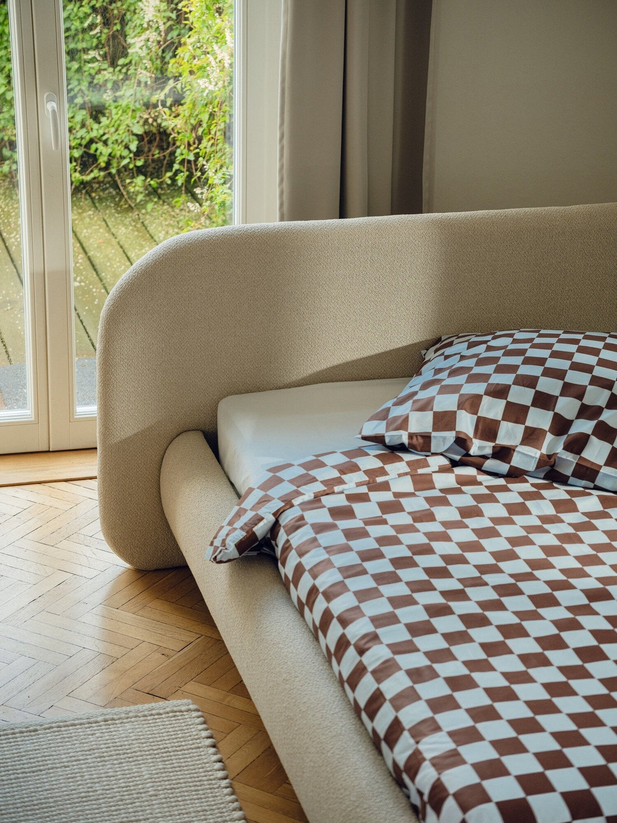 Lit coffre sur pieds en tissu bouclé vert thym 140x200cm Mumo - noo.ma - The Cool Republic