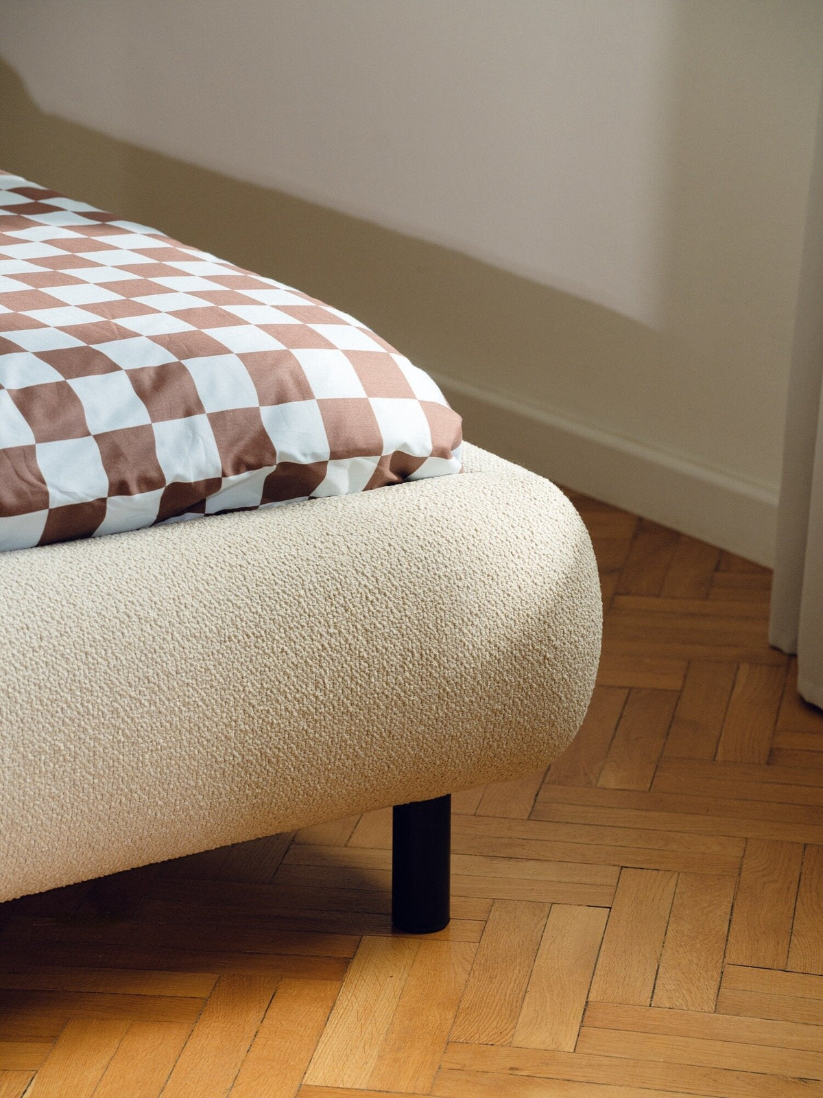 Lit coffre sur pieds en tissu bouclé vert thym 140x200cm Mumo - noo.ma - The Cool Republic