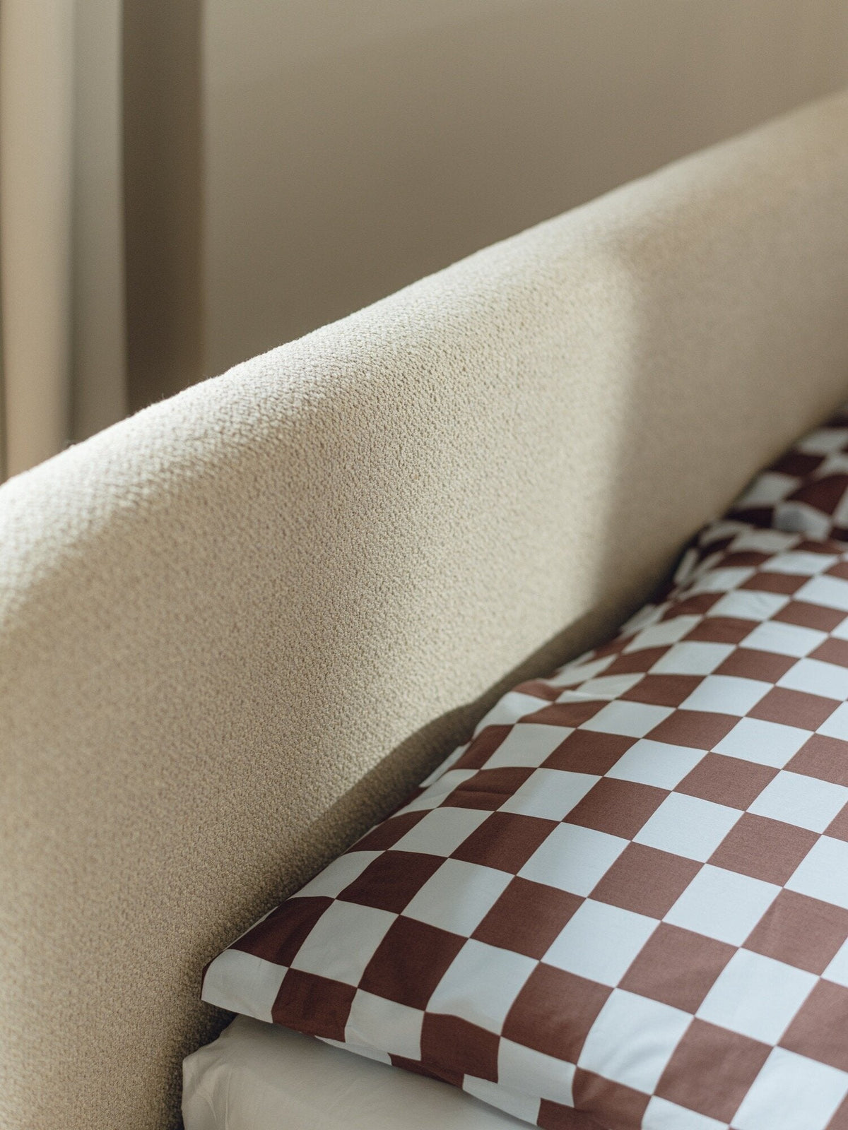 Lit coffre sur pieds en tissu bouclé vert thym 140x200cm Mumo - noo.ma - The Cool Republic